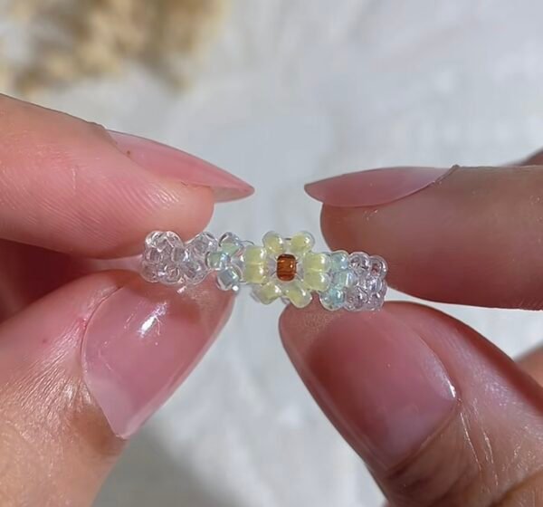 Nhẫn hoa vàng nhỏ